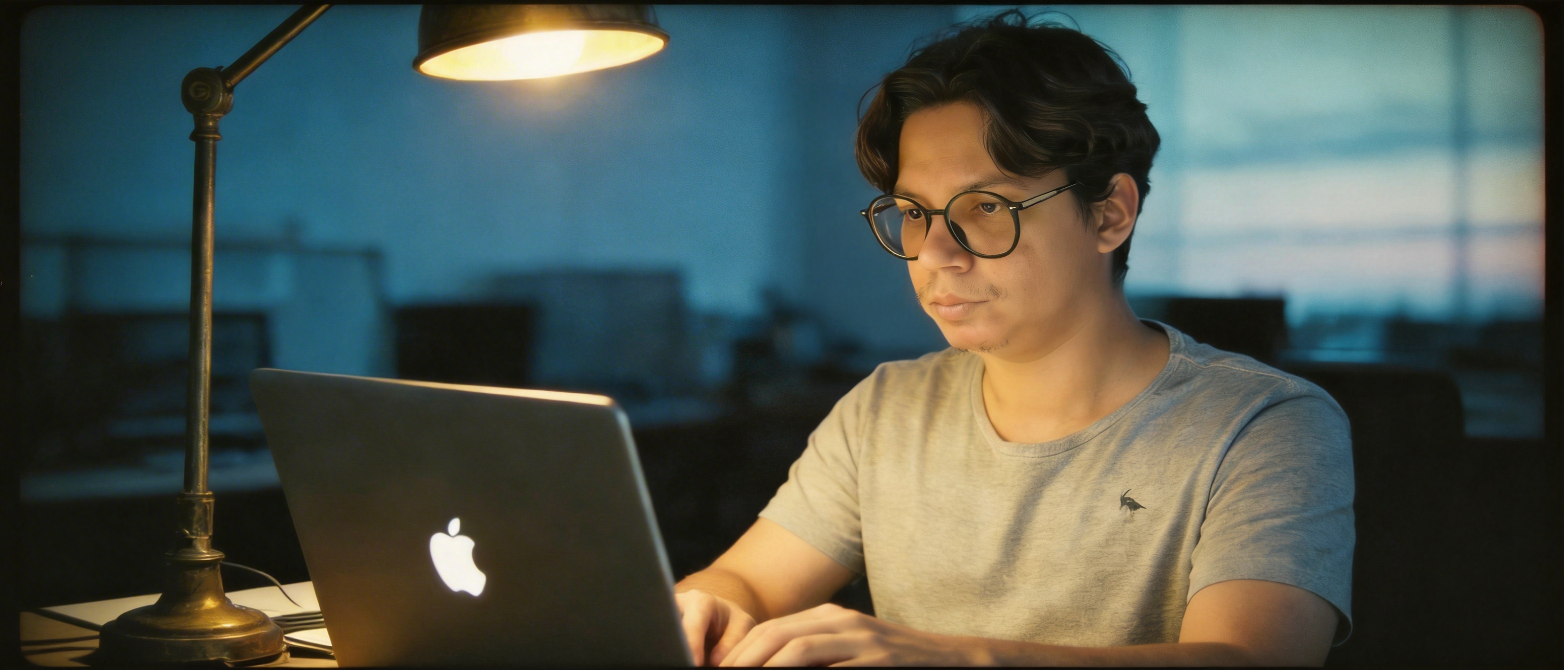 Guilherme Garcia em seu ambiente de trabalho